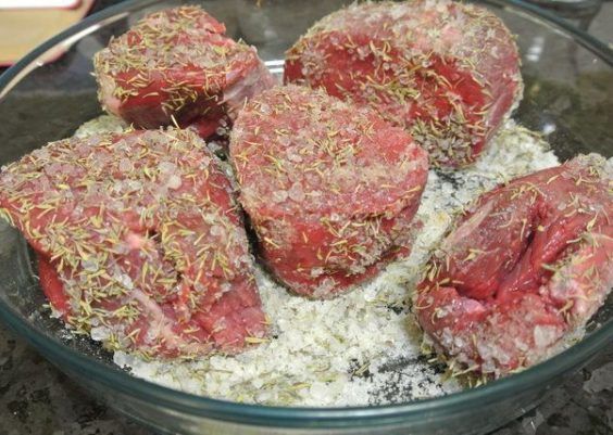 Forma de temperar carne para steak au poivre
