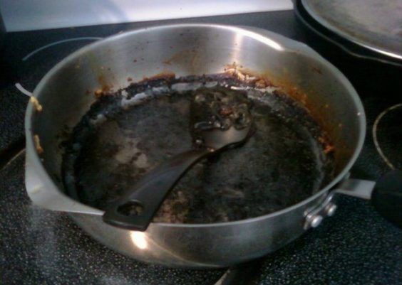 Limpar as panelas queimadas