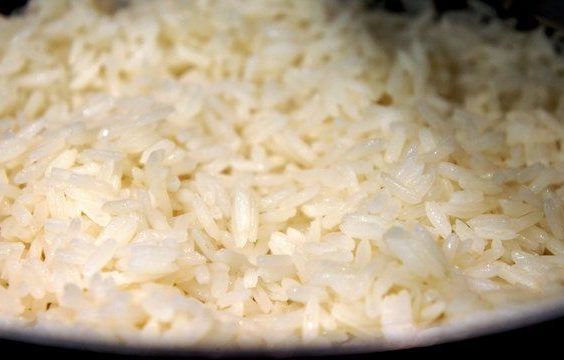 Truque para esquentar arroz cozido