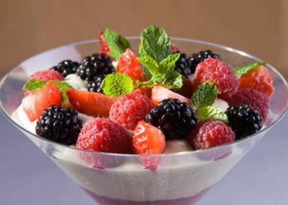 Como usar frutas vermelhas em pratos culinários