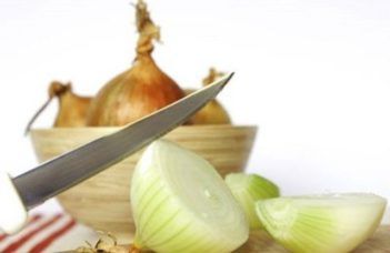 Truques para cortar cebola sem chorar