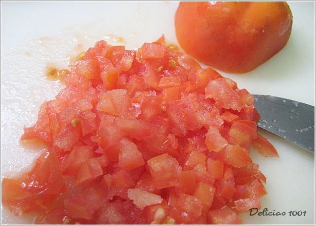 Como cortar tomates em pequenos cubos