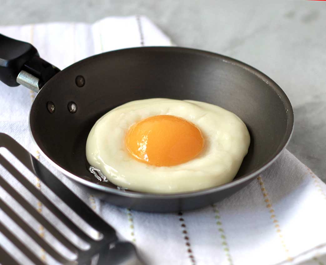 Como fritar ovo sem desmanchá-lo