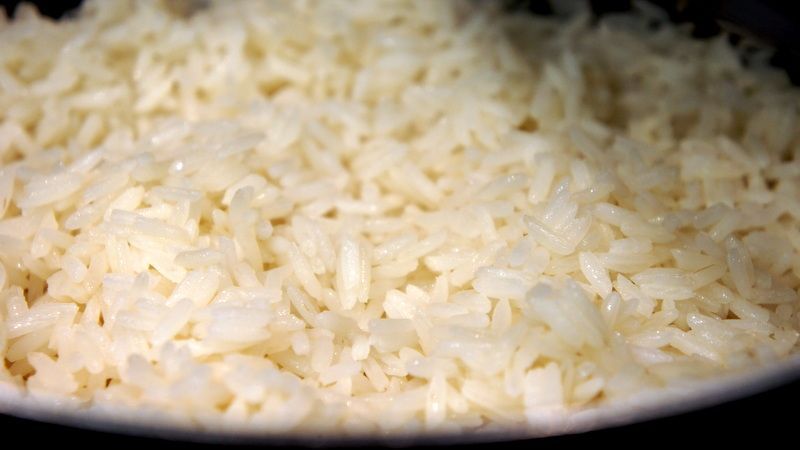 Truque para esquentar arroz cozido
