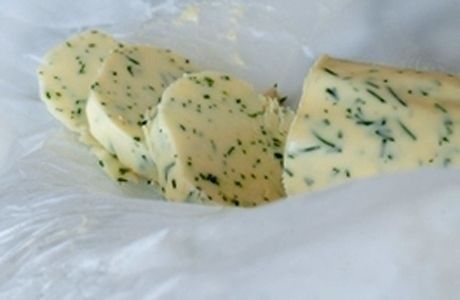 Manteiga de ervas finas: sabores e benefícios
