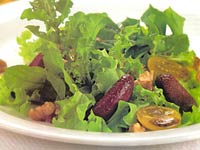 Salada com beterraba assada, tomate e nozes