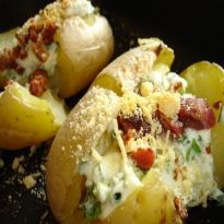 Batatas assadas com creme de queijo e azeitonas