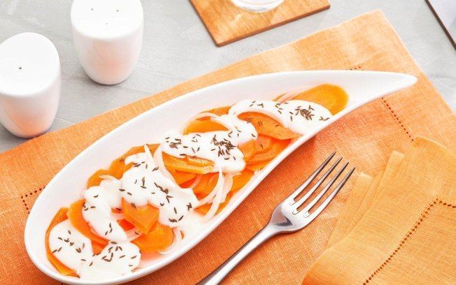 Cenouras com molho de iogurte e kümmel