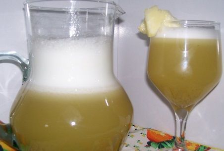 Suco de abacaxi com casca