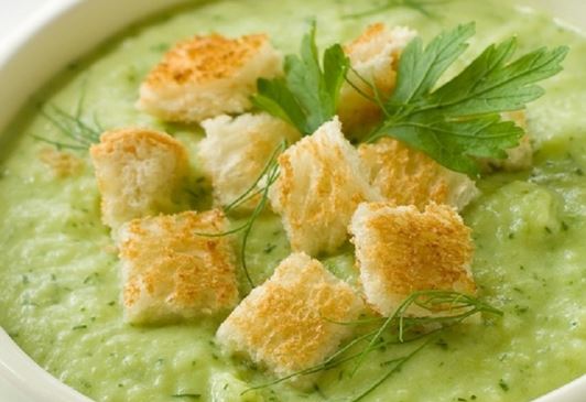 Sopa com Talo de Brócolis