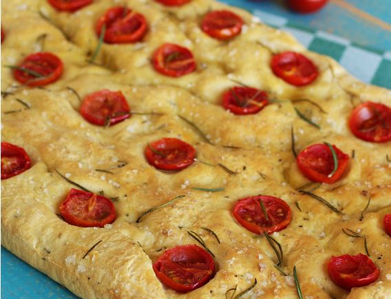 Focaccia de tomate e alecrim
