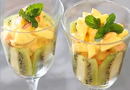Salada de frutas com iogurte e cúrcuma