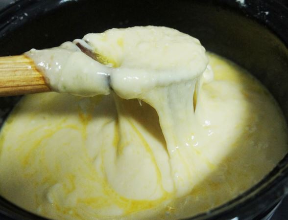 Fondue de queijo com creme de leite