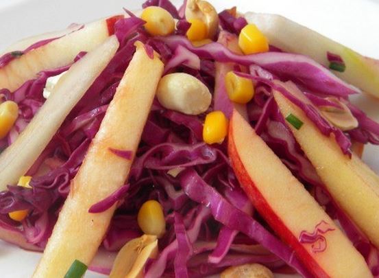 Salada de Repolho Roxo Com Maçã e Amendoim