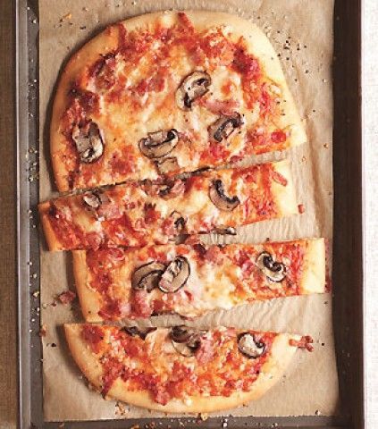 Pizza Três Queijos com bacon italiano e cogumelos