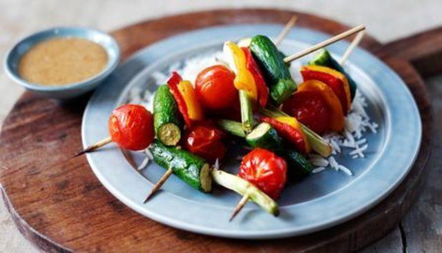 Kebabs de vegetais orientais e cobertura de amendoim