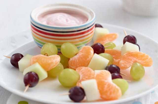 espetos de fruta com iogurte