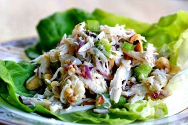 Salada de caranguejo com pêra e avelãs