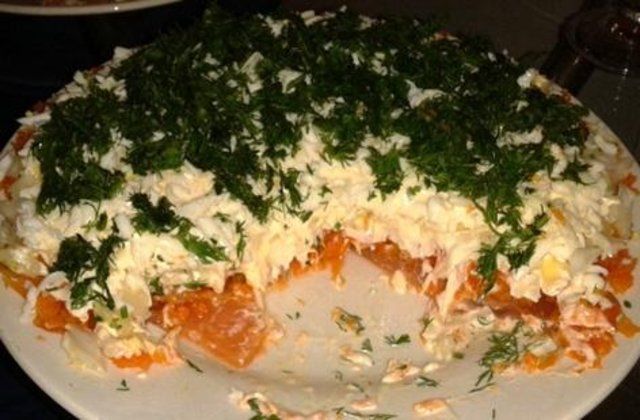 Salada de salmão defumado com cenoura e ovos