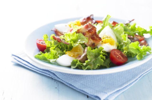 Salada de alface bacon e ovos