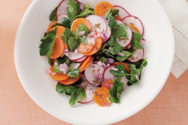 Salada do Oriente Médio com cenoura e rabanete