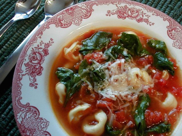 Sopa de tortellini com tomate e espinafre