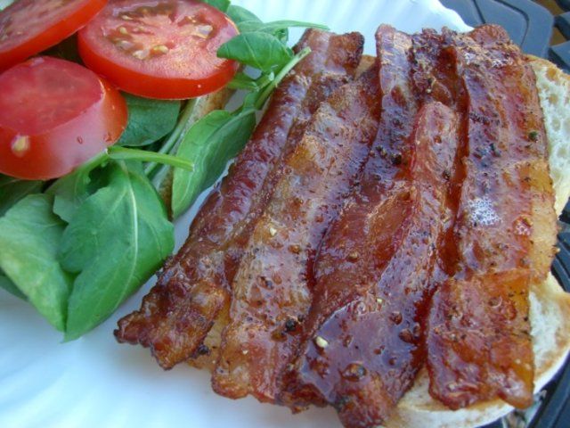 Fatias crocantes de bacon com pimenta