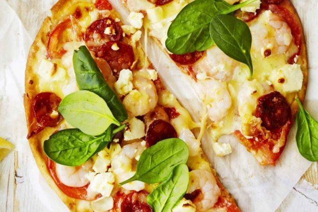Pizza de camarão, calabresa e espinafre