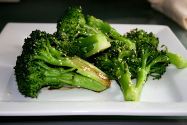 Brócolis com gergelim