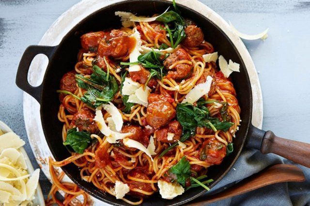 Espaguete rápido com almôndegas e espinafre