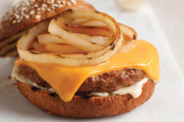 Hambúrguer com queijo e cebola