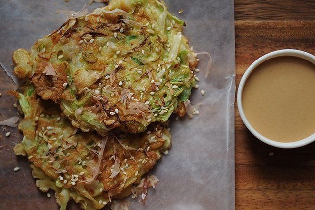 Okonomiyaki de repolho e camarão