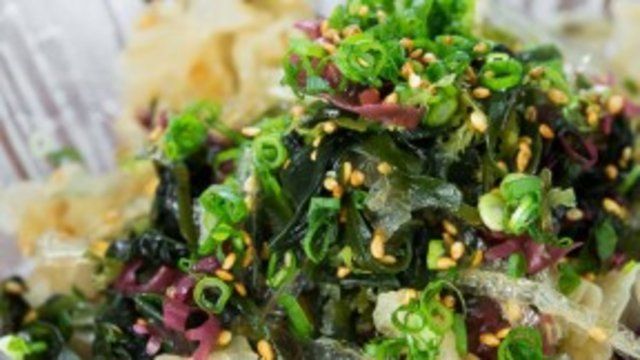 Salada de algas com molho de gengibre