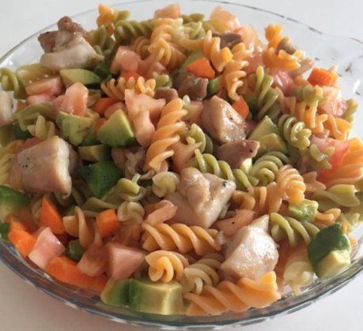 Salada de macarrão com legumes e frango