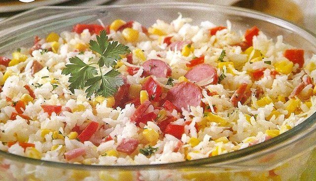 Salada de arroz colorida simples