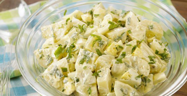 Salada de batata com nozes e gorgonzola